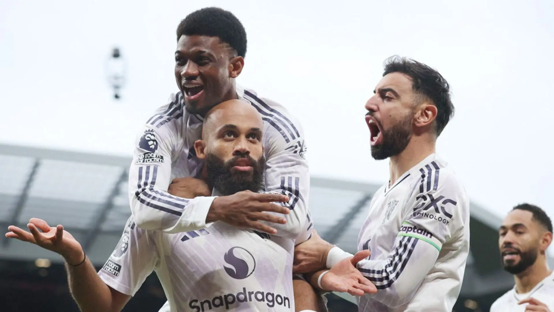  Manchester United thắng Liverpool ngay trên sân Anfield